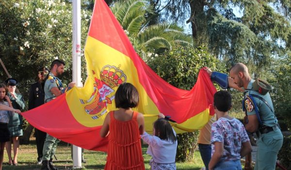 Un grupo de niños rondeños ha portado hasta el mástil la enseña nacional.