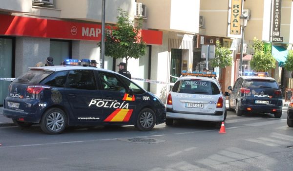 Los efectivos policiales cortaron un sentido de circulación mientras se procedía al levantamiento del cadáver.