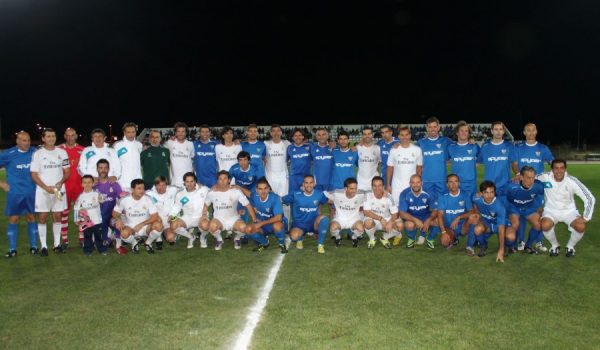 Ambos equipos posaron en el terreno de juego antes del pitido inicial.
