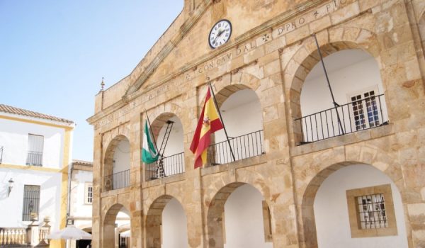Fachada del Consistorio tras ser retirada la bandera.