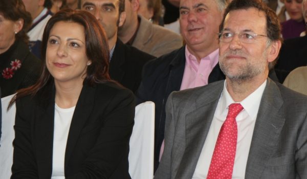 La candidata popular a la Alcaldía, Mª Paz Fernández, acompañada del Presidente Nacional del PP.