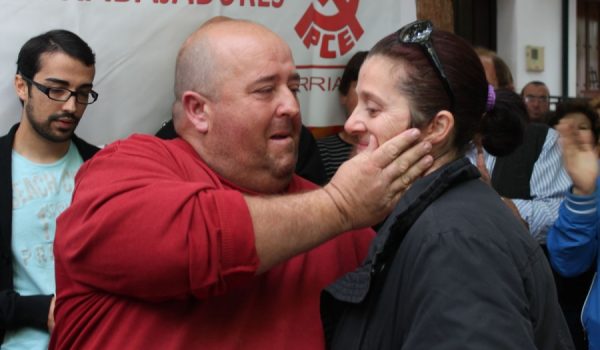 Manuel e Isabel se han emocionado ante las muestras de cariño de los vecinos.