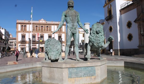 La columna sigue en el interior de la fuente de la plaza del Socorro.