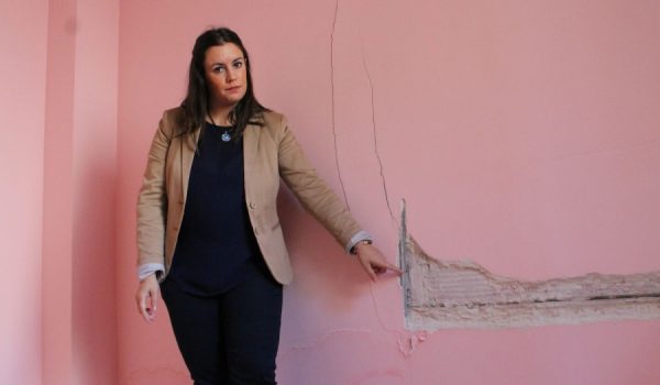 Olga muestra el estado en el que se encuentra la habitación de su hija.