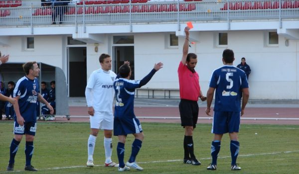 El sevillano Fernández Delgado expulsó a Yuste por derribar a Daniele cuando éste se plantaba solo ante la portería veleña.