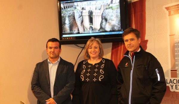 La delegada de Turismo, Isabel Barriga, junto al gerente de Ascari, Melchor Durán, y el gerente de Turismo de Ronda S. A., Sergio Sedeño.
