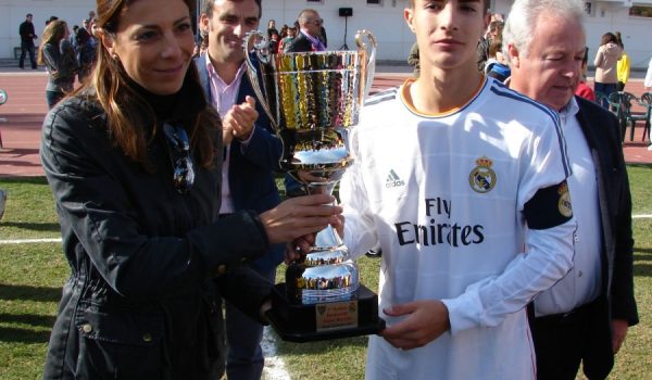 El capitán madridista David recibió el trofeo de manos de la alcaldesa de la ciudad, María de la Paz Fernández.