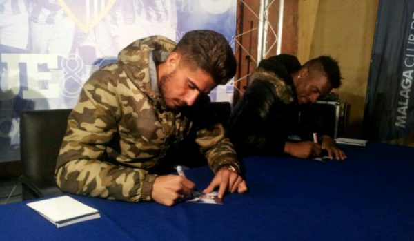 Samu García y Eliseu, firmando autógrafos en el polideportivo El Fuerte.
