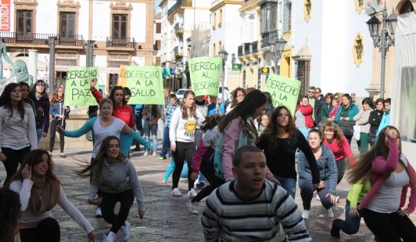 Cientos de personas se han detenido para contemplar la actuación.