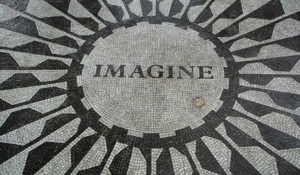 Monumento homenaje a John Lennon en Central Park.