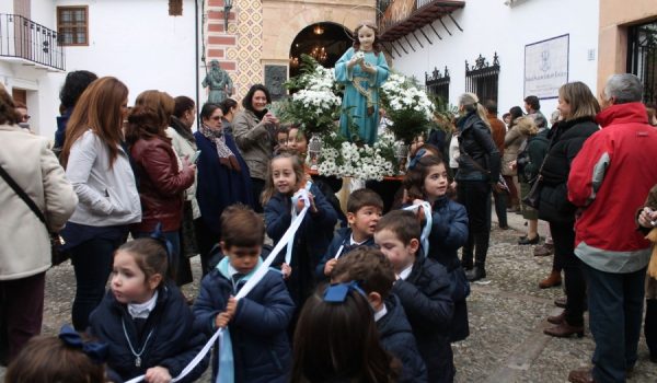 Los padres han participado en la procesión acompañando en el recorrido a sus hijos.
