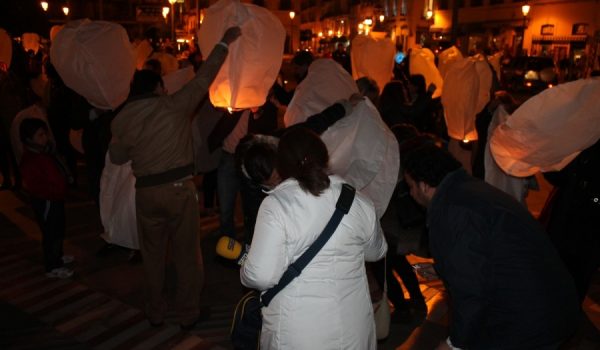 Más de un centenar de personas se han congregado en la plaza de España.