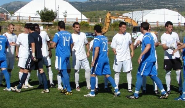Los jugadores de ambos equipos se saludan antes del pitido inicial.