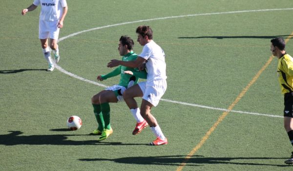 Intento de recuperación de balón en el centro del campo.