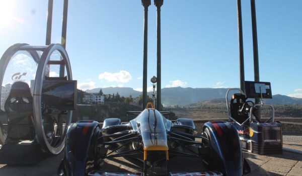 Imagen del simulador instalado por Playstation en el templete de los jardines de Blas Infante.