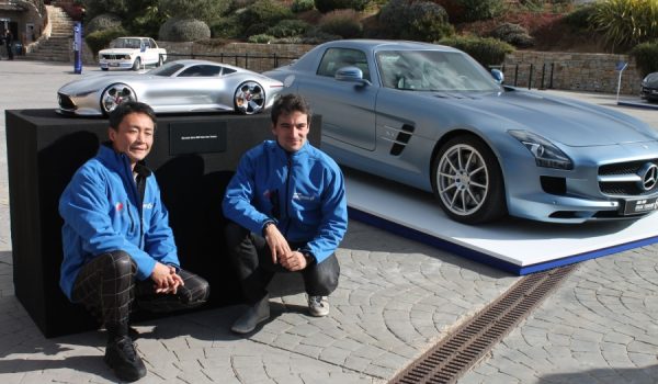 Yamauchi, a la izquierda, posando en las instalaciones de Ascari.
