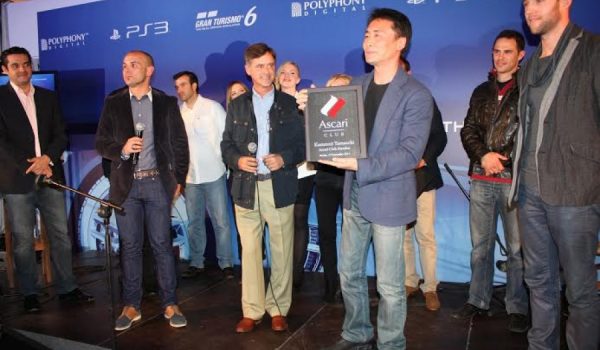 El creador de Gran Turismo recibió un detalle por parte del gerente de Ascari, Melchor Durán.