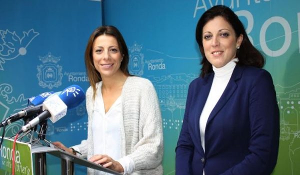 Fernández, a la izquierda, ha estado acompañada en su comparecencia por María del Carmen Martínez.