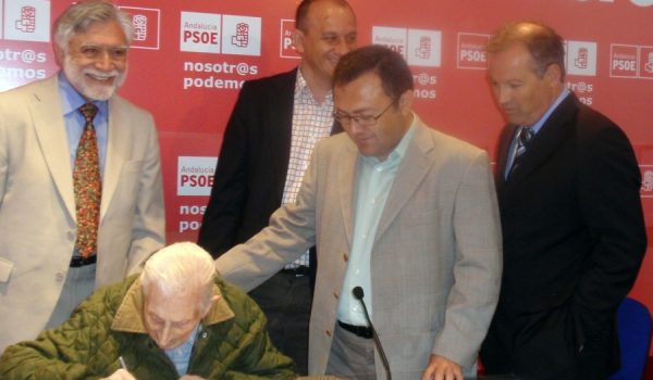Pedro Pimentel, de 97 años de edad, firmando su afiliación al PSOE.