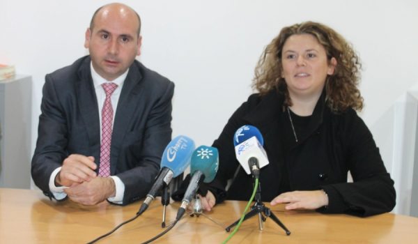 Francisco Conejo, secretario de Política Institucional PSOE, junto a la portavoz local del partido, Teresa Valdenebro.