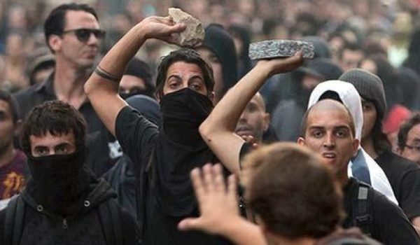Cada vez son más frecuentes ver este tipo de imágenes como resultado de una manifestación.