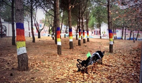 Un grupo de voluntarios pinta estos días los árboles del nuevo parque canino.