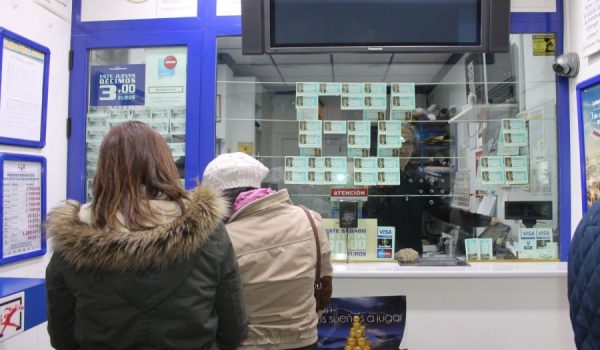 Muchos compradores aquieren sus décimos en los últimos días.