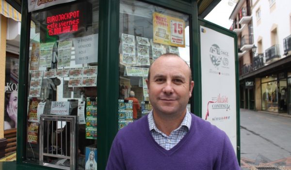 Fernando Mata, que regenta un kiosco de la ONCE desde hace 15 años, vendió el cupón premiado.