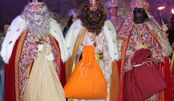 Sus Majestades recogieron de manos de la Cartera Real todas las peticiones de los rondeños.