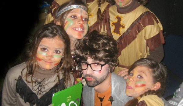 El pregonero, junto a componentes de la chirigota infantil de Paco Jiménez.