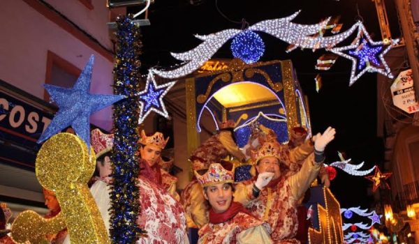 La carroza del Rey Melchor a su paso por calle Espinel.