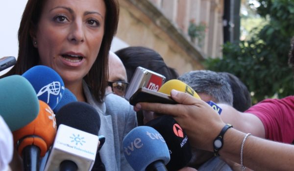 La Alcaldesa de Ronda, durante su comparecencia ante los medios de comunicación.