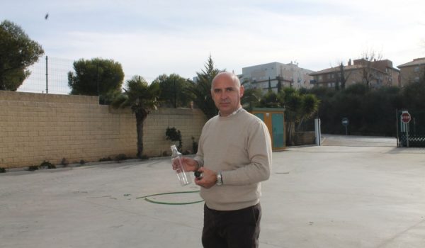 Juan Rosúa, gerente de la Almazara de Ronda, con una de las botellas que tendrán que utilizar los bares.