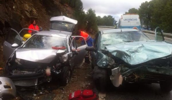 En este estado quedaron los dos vehículos tras la colisión.