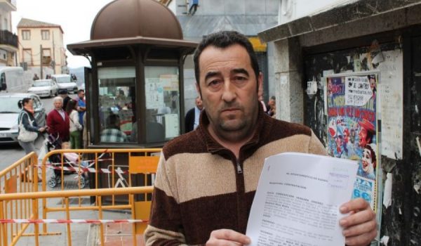 Eugenio Jurado, ante el quiosco, tras presentar la correspondiente denuncia el pasado mes de abril.