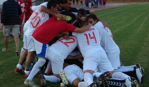 Los jugadores rondeños celebran el gol conseguido por Jairo.