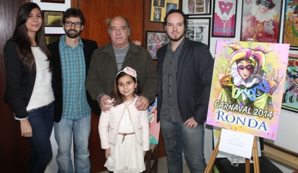 Las Reinas, el pregonero y el autor del cartel, junto al presidente de la Asociación Cultural Carnavalesca, Miguel Berrocal.