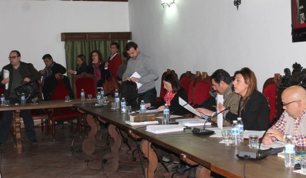 Los ediles de la oposición, abandonando el salón de plenos.