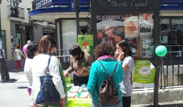 Las mesas informativas se convierten en una de las mejores técnicas para llegar a la población.