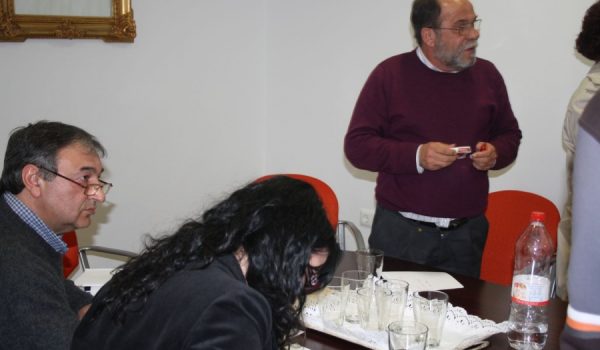 El alcalde de Benaoján, momentos antes de encender un cigarro a la conclusión de un pleno.