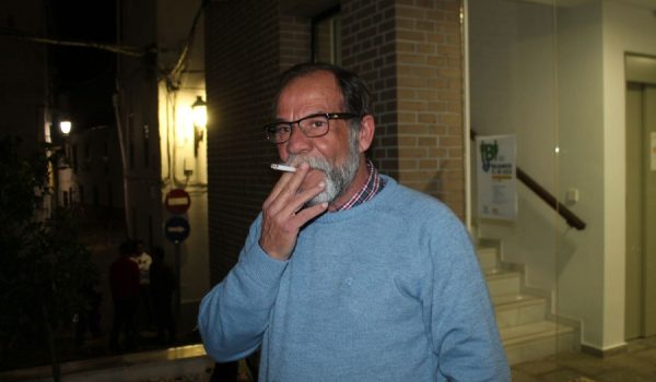 El alcalde de Benaoján fumando en la entrada del Ayuntamiento.