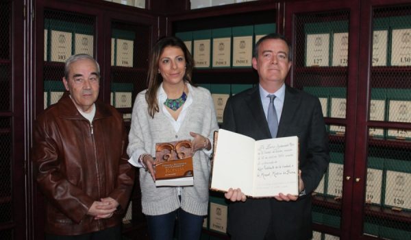 El libro es fruto de muchos años de investigación en los archivos de la ciudad.