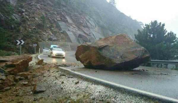 Imagen de la enorme piedra, que por fortuna no ha provocado daños personales.