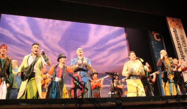 La comparsa de Ronda, durante su actuación en el Gran Teatro Falla.