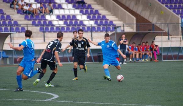 El jugador rondeño, en una acción con el Puerto Malagueño en el Medina Lauxa de Loja.