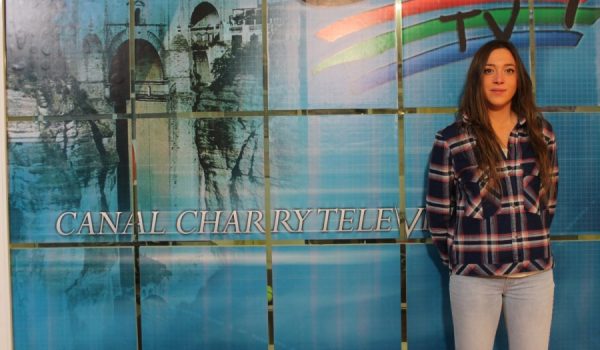 Lucía visitó ayer los estudios de Canal Charry TV.