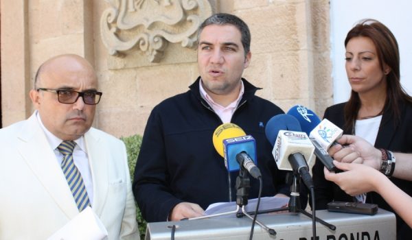 El Presidente de Diputación, acompañado de la alcaldesa de Ronda.