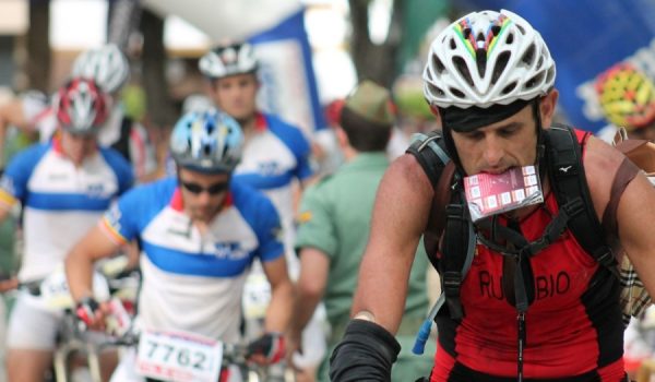 Uno de los ciclistas, antes de sellar su pasaporte en la llegada a meta.