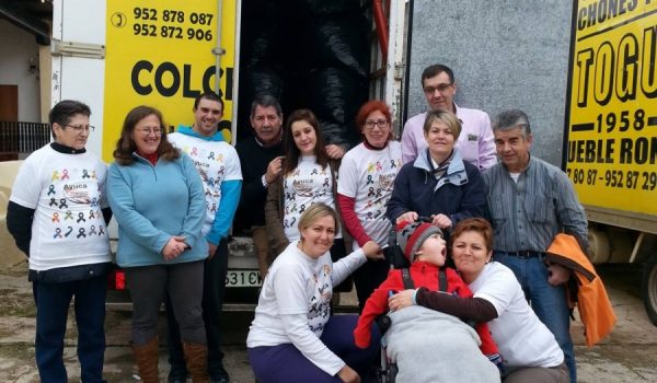 Voluntarios de AYUCA junto al pequeño Juan.