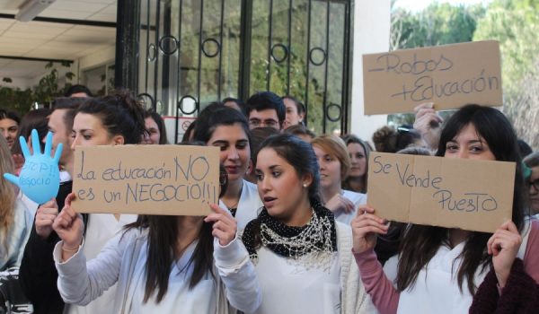 Los jóvenes han expresado su disconformidad ante el cese de Juan Bosco Trigueros.